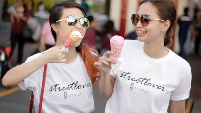 perempuan makan es krim