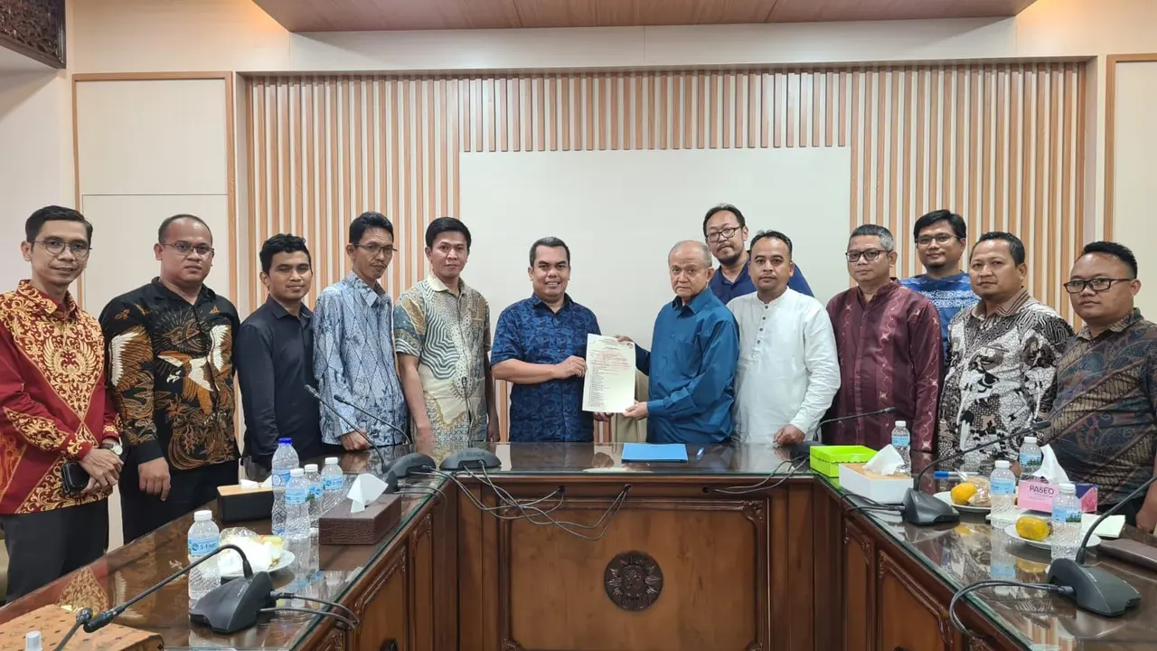Wakil Ketua Umum Majelis Ulama Indonesia (Wakeum MUI) Anwar Abbas mengaku siap menghadapi gugatan perdata yang dilayangkan Pimpinan Pesantren Al Zaytun Panji Gumilang.