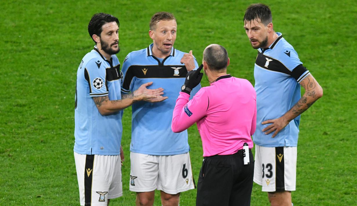 Gelandang Lazio, Lucas Leiva (tengah), berdebat dengan wasit dalam laga lanjutan Liga Champions 2020/21 Grup F melawan Borussia Dortmund di Signal Iduna Park Stadium, Dortmund, Rabu (2/12/2020) waktu setempat. Lazio bermain imbang 1-1 dengan Dortmund (AFP/Bernd Thissen/Pool)