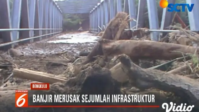 Di tengah banjir, warga juga sempat menemukan sejumlah warga yang meninggal.