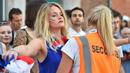 Fans cantik Prancis saat diperiksa pihak keamanan sebelum memasuki fan zone pada laga piala Eropa 2016  antara Prancis melawan Islandia di Toulouse , (3/7/2016). (AFP/RÈmy Gabalda)