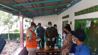 Bupati Cilacap mengantarkan balita pasien Covid-19 yang sembuh ke rumahnya di Kesugihan, Cilacap. (Foto: Liputa6.com/Kominfo CIlacap)