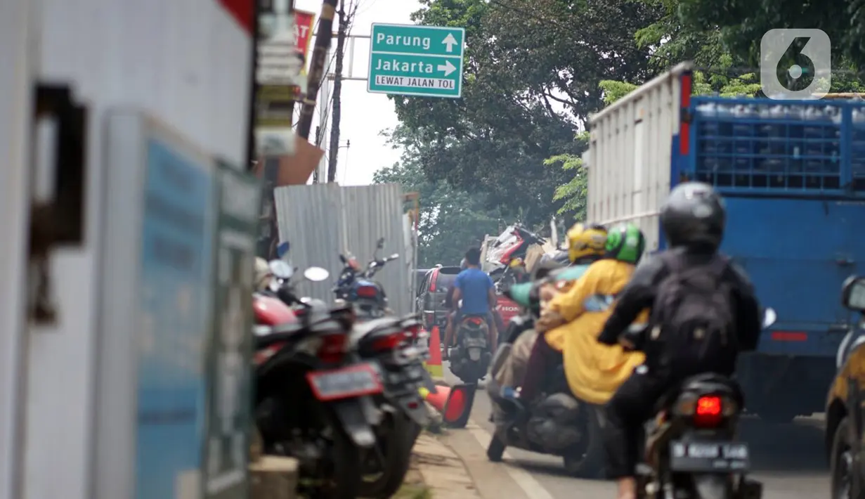 Kemacetan kendaraan di Jalan Raya Sawangan, Depok, Jawa Barat, Sabtu (28/11/2020). Demi mengatasi kemacetan yang semakin parah, Dinas Perhubungan (Dishub) Kota Depok memastikan pada 2023 akan dilaksanakan pelebaran Jalan Raya Sawangan. (Liputan6.com/Immanuel Antonius)