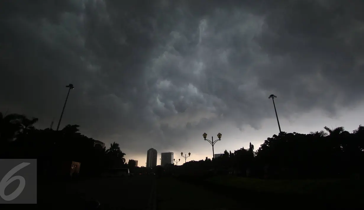 Awan hitam menggelayut di langit Jakarta, Kamis (10/11). Kepala BMKG Andi Eka Sakya menyatakan, cuaca ekstrem yang terjadi di seluruh wilayah Indonesia akan berlangsung hingga Februari 2017. (Liputan6.com/Immanuel Antonius)