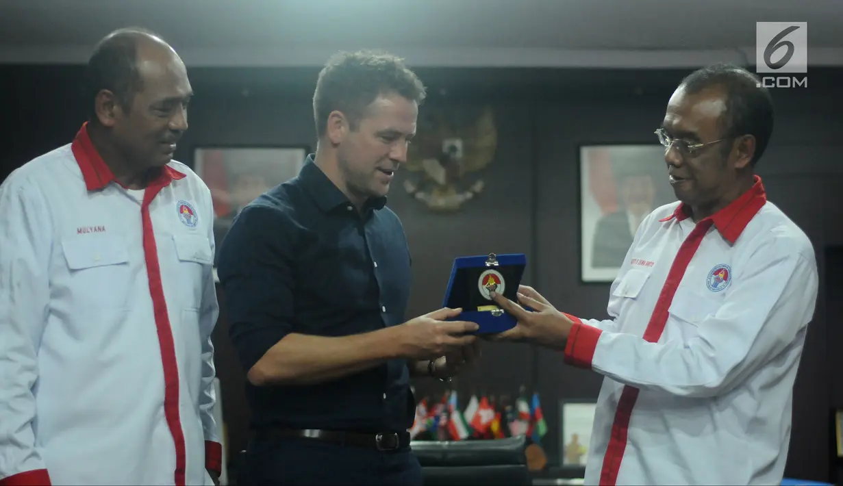 Mantan pemain tim nasional Inggris, Michael Owen (tengah) menerima suvenir dari Sesmenpora, Gatot S Dewa Broto (kanan) usai pertemuan di kantor Kemenpora, Jakarta, Senin (5/2). Pertemuan berlangsung terbuka. (Liputan6.com/Helmi Fithriansyah)