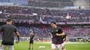 Gelandang Newcastle United, Sandro Tonali melakukan pemanasan jelang dimulainya laga matchday pertama Grup F Liga Champions 2023/2024 menghadapi AC Milan di San Siro Stadium, Milan, Rabu (20/9/2023) dini hari WIB. (AP Photo/Antonio Calanni)