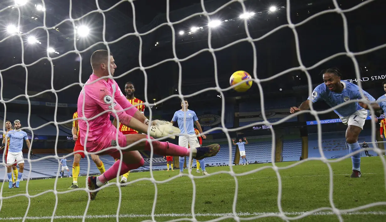 Penjaga gawang West Bromwich Albion Sam Johnstone melakukan penyelamatan untuk menggagalkan upaya pemain Manchester City Raheem Sterling (kanan) mencetak gol pada pertandingan Liga Inggris di Etihad Stadium, Manchester, Inggris, Selasa (15/12/2020). (Clive Brunskill/ Pool via AP)