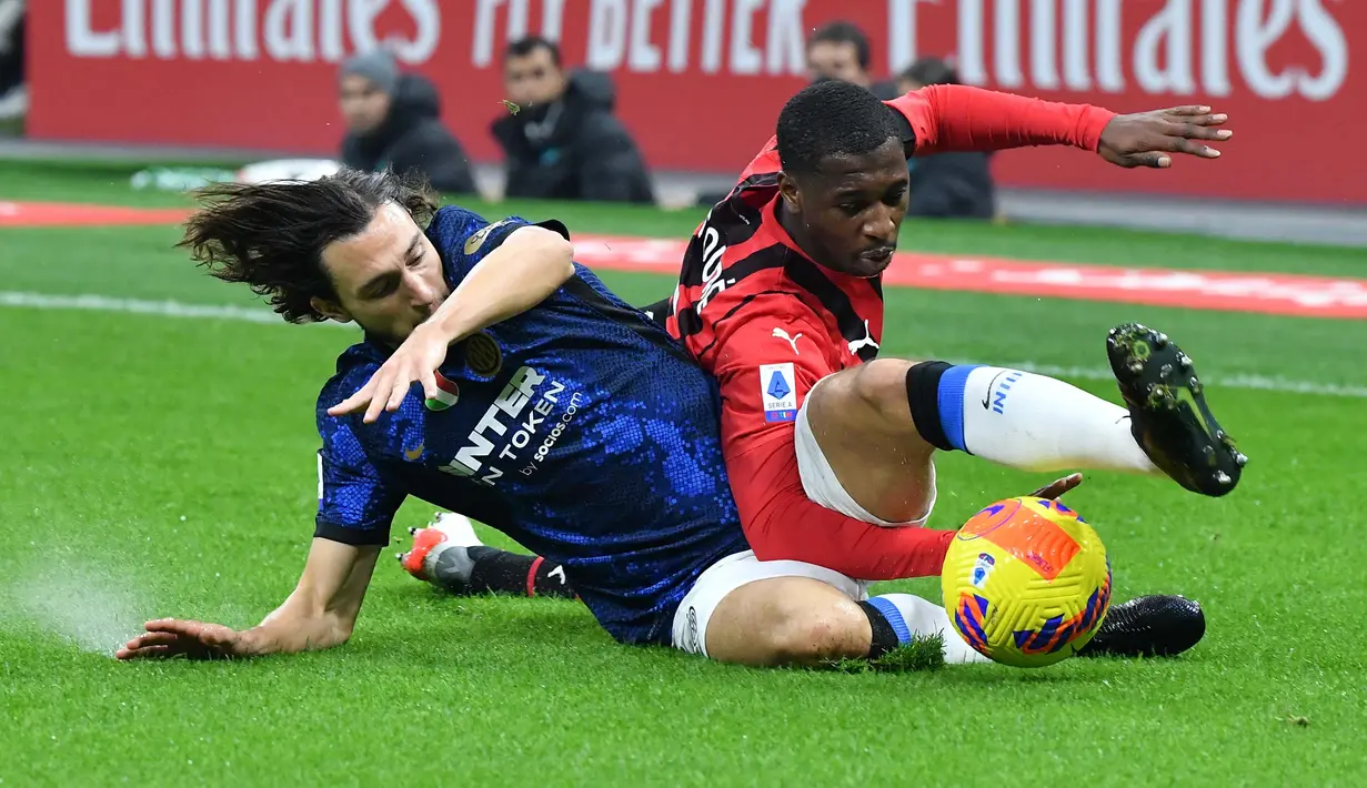 Wasit kembali memberikan hadiah penalti kepada Inter Milan pada menit ke-25, tepat setelah Fode Ballo-Toure melanggar Matteo Darmian. (AFP/Tiziana Fabi)