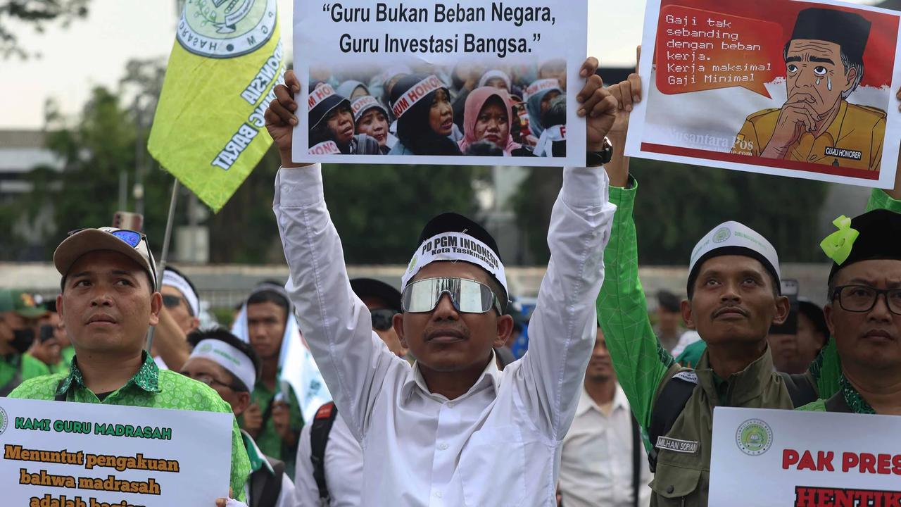 FOTO: Aksi Guru Madrasah Swasta di Depan Gedung DPR