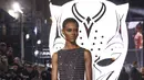 Letitia Wright berpose saat tiba menghadiri pemutaran perdana film 'Black Panther: Wakanda Forever' di London, Kamis, 3 November 2022. Riasannya lengkap dengan alas bedak yang berembun dan bibir telanjang yang mengilap. (Photo by Scott Garfitt/Invision/AP)