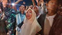 Isak tangis harus ribuan keluarga pengantar jemaah haji asal Garut, Jawa Barat pecah, melepas keberangkatan sebanyak 404 jamaah haji gelombang pertama asal kota Intan, Selasa malam. (Liputan6.com/Jayadi Supriadin)