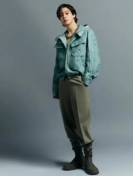 Jimin tampil memadukan jaket, long pants dan sepatu boots nuansa hijau dari Dior Summer 2023.