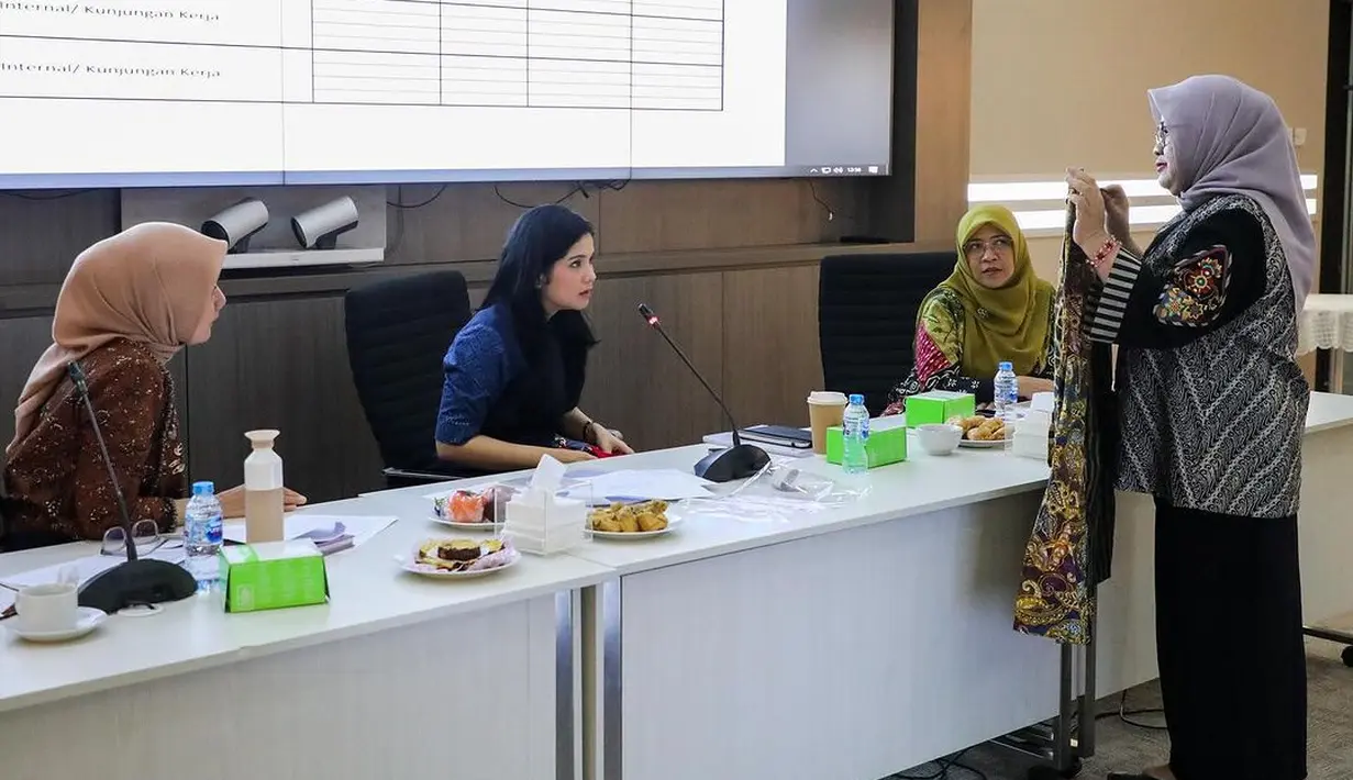 Baru-baru ini, Annisa Pohan terlihat memimpin sebuah rapat dengan gaya formal khas ibu pejabat [@annisayudhoyono]