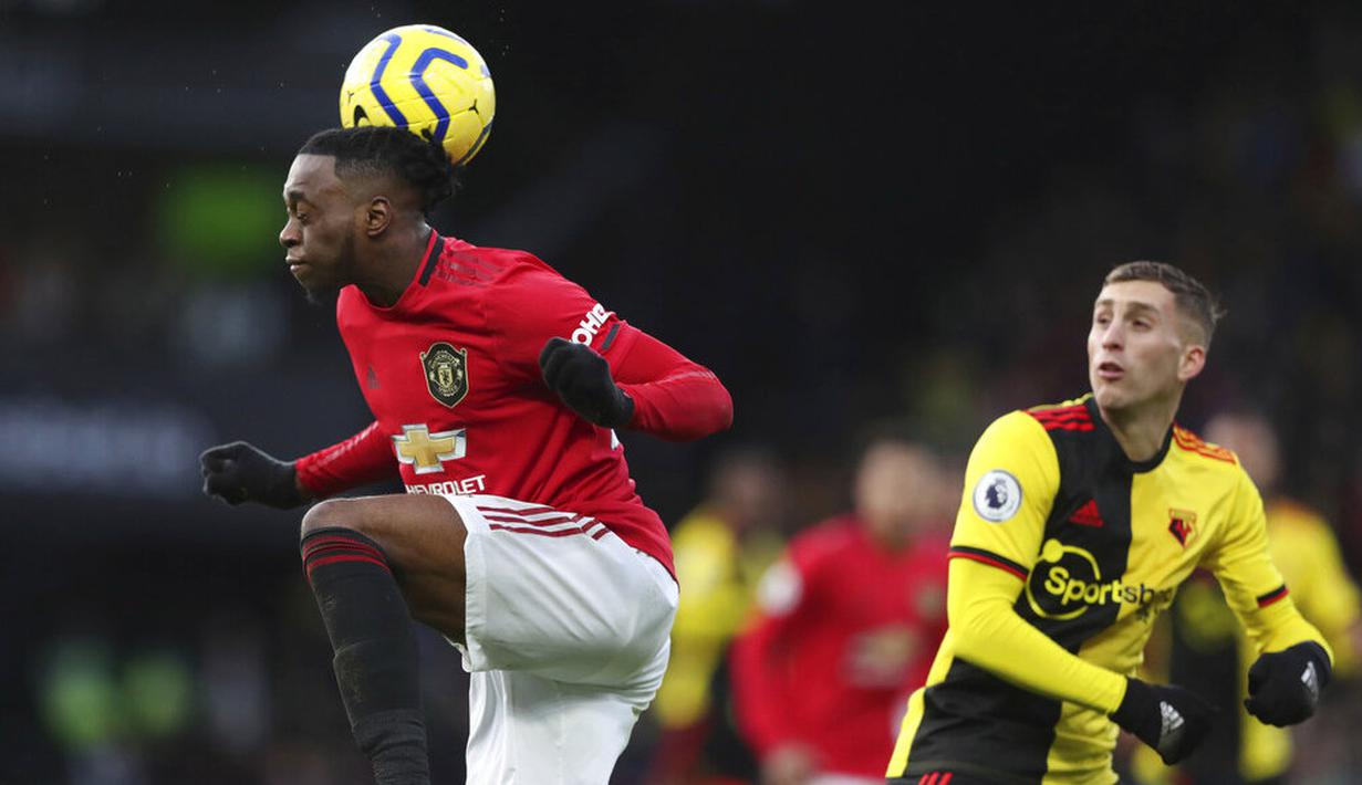 Bek Manchester United, Wan-Bissaka, menyundul bola saat melawan Watford pada laga Premier League 2019 di Stadion Vicarage Road, Minggu (22/12). Watford menang 2-0 atas Manchester United. (AP/Petros Karadjias)