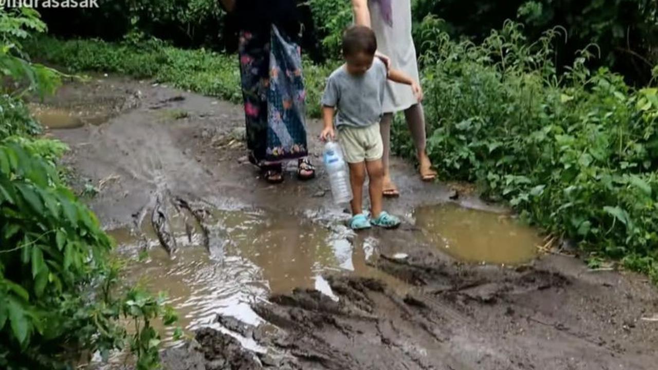 Dikarenakan cuaca sedang hujan rintik-rintik, Indra menjelaskan bahwa mereka hendak mengambil pakan sapi yang berada di atas.<br>