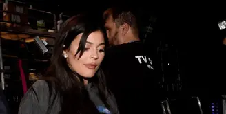 Kylie Jenner kini tengah ramai menjadi perbincangan mengenai kehamilannya. Pasalnya, ia belum menikah dan baru berpacaran dengan Travis Scott selama lima bulan, setelah tak lama putus dengan Tyga. (AFP/David Becker)