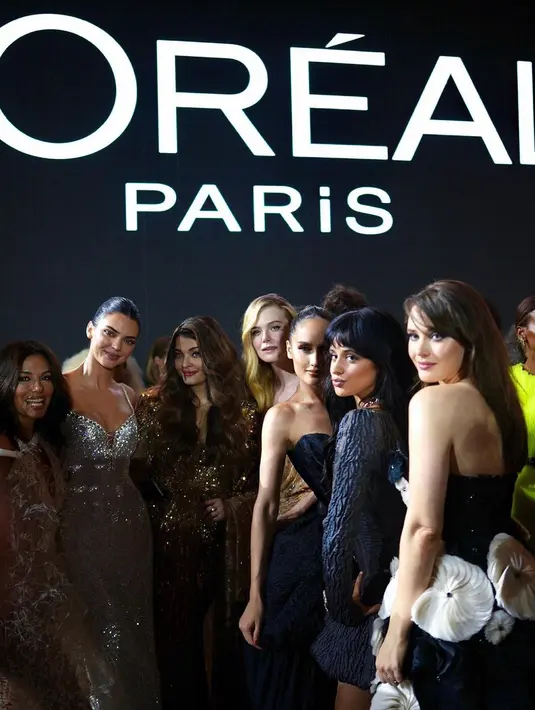 Sementara Enzy Storia dan Cinta Laura jadi perwakilan Indonesia yang berjalan di runway bersama supermodel Kendall Jenner. Beauty content creator Tasya Farasya hadir di bangku front row. [@claurakiehl]