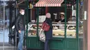 Sejumlah pelanggan mengunjungi gerai makanan ringan yang dibuka kembali di jalan Graben di Wina, Austria, (14/4/2020). Beberapa toko dan bisnis di Austria mulai dibuka kembali sejak Selasa (14/4). (Xinhua/Guo Chen)