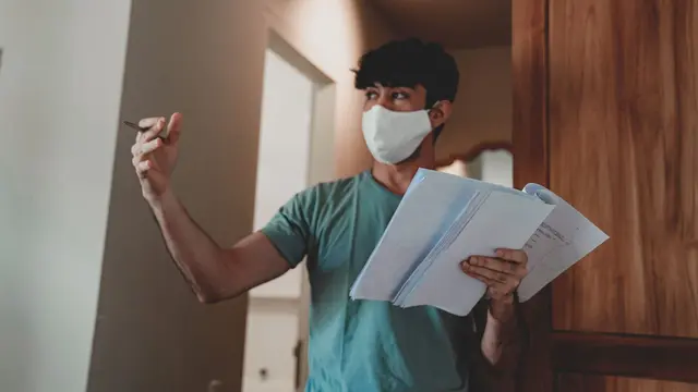 Reza Rahadian di lokasi syuting Sementara Selamanya. (Foto: Dok. Spasi Moving Image)