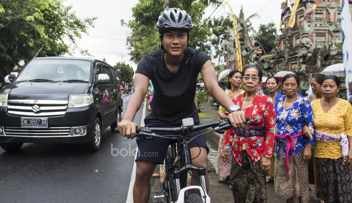 Striker Timnas Indonesia U-22, Ahmad Nur Hardianto, mengisi waktu libur dengan bermain sepeda di Ubud, Bali, Jumat (7/7/2017). Penyerang Persela ini sedang mengikuti pemusatan latihan jelang SEA Games. (Bola.com/Vitalis Yogi Trisna)