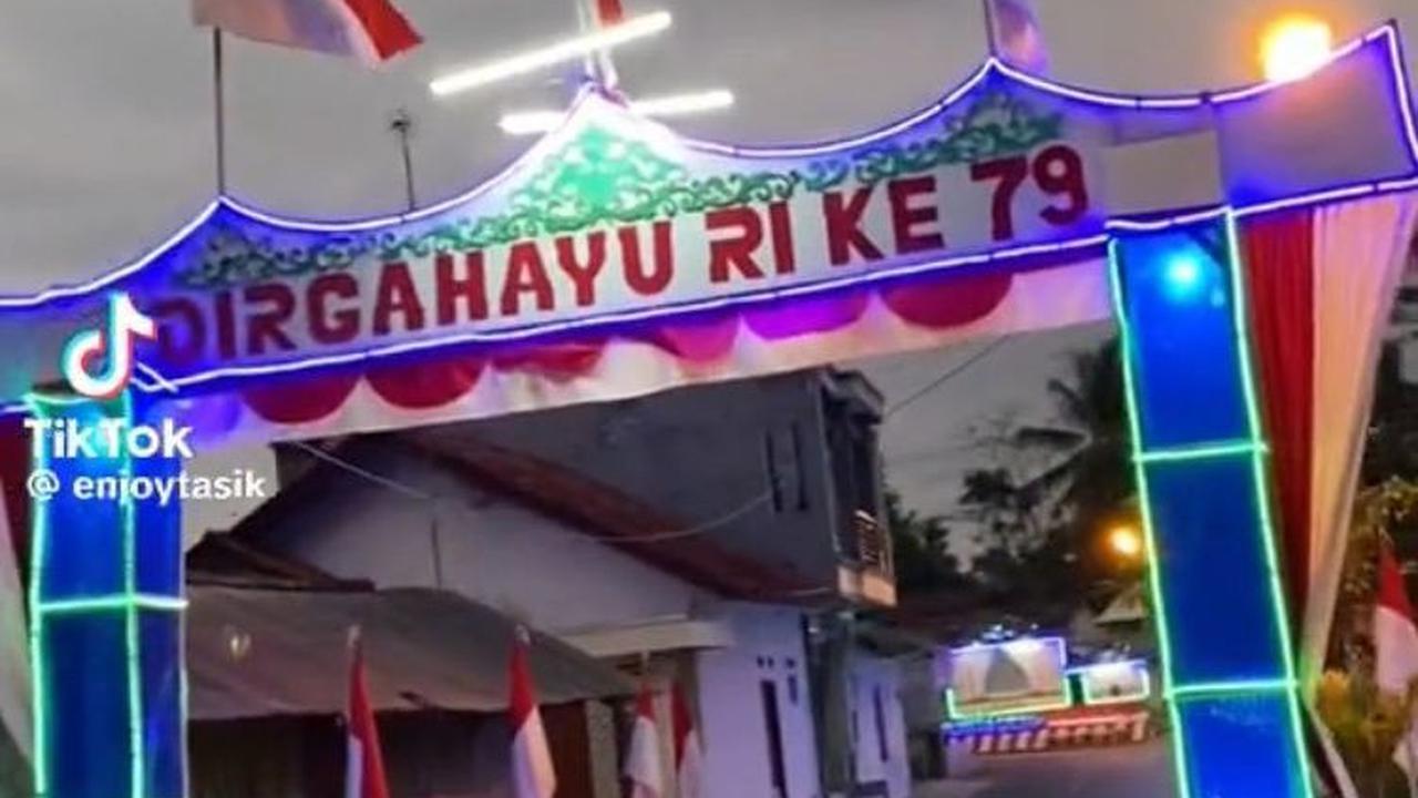 Di gapura desa, warga desa menuliskan DIRGAHAYU RI KE 79 dengan bendera merah putih dan lampu-lampu hias yang meramaikan suasana.