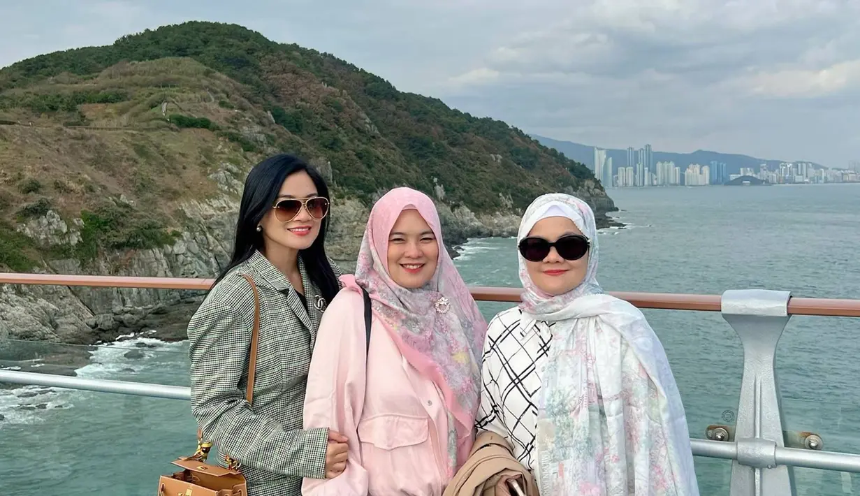 Tidak hanya berdua bersama ibundanya, Titi Kamal turut mengajak kakaknya untuk menikmati liburan bareng. Banyak para penggemar yang memuji penampilan Titi Kamal yang sudah tidak muda lagi ini namun tidak kalah dengan wanita usia 25 tahunan. (Liputan6.com/IG/@titi_kamall)