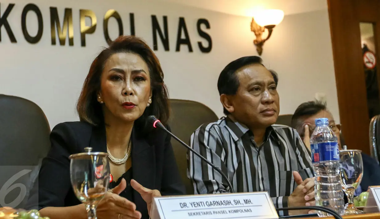 Sekretaris Pansel Kompolnas, Yenti Garnasih (kiri) mengumumkan 24 peserta yang lolos seleksi, di Gedung Kompolnas Jakarta, Rabu (30/3). 24 peserta akan mengikuti tahapan tes kesehatan pada 4-5 April 2016 di RS Polri Kramatjati (Liputan6.com/Yoppy Renato)