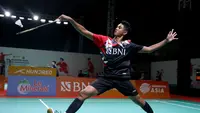Tunggal putra junior Indonesia, Alwi Farhan, saat beaksi di laga pertama Grup A Kejuaraan Bulutangkis Asia Junior 2023 di GOR Amongrogo, Yogyakarta, Sabtu (8/7/2023). Alwi Farhan menang 21-14, 21-17 atas tunggal putra Vietnam, Quoc Khanh, dalam pertandingan beregu campuran. (Bola.com/Dok. PBSI)
