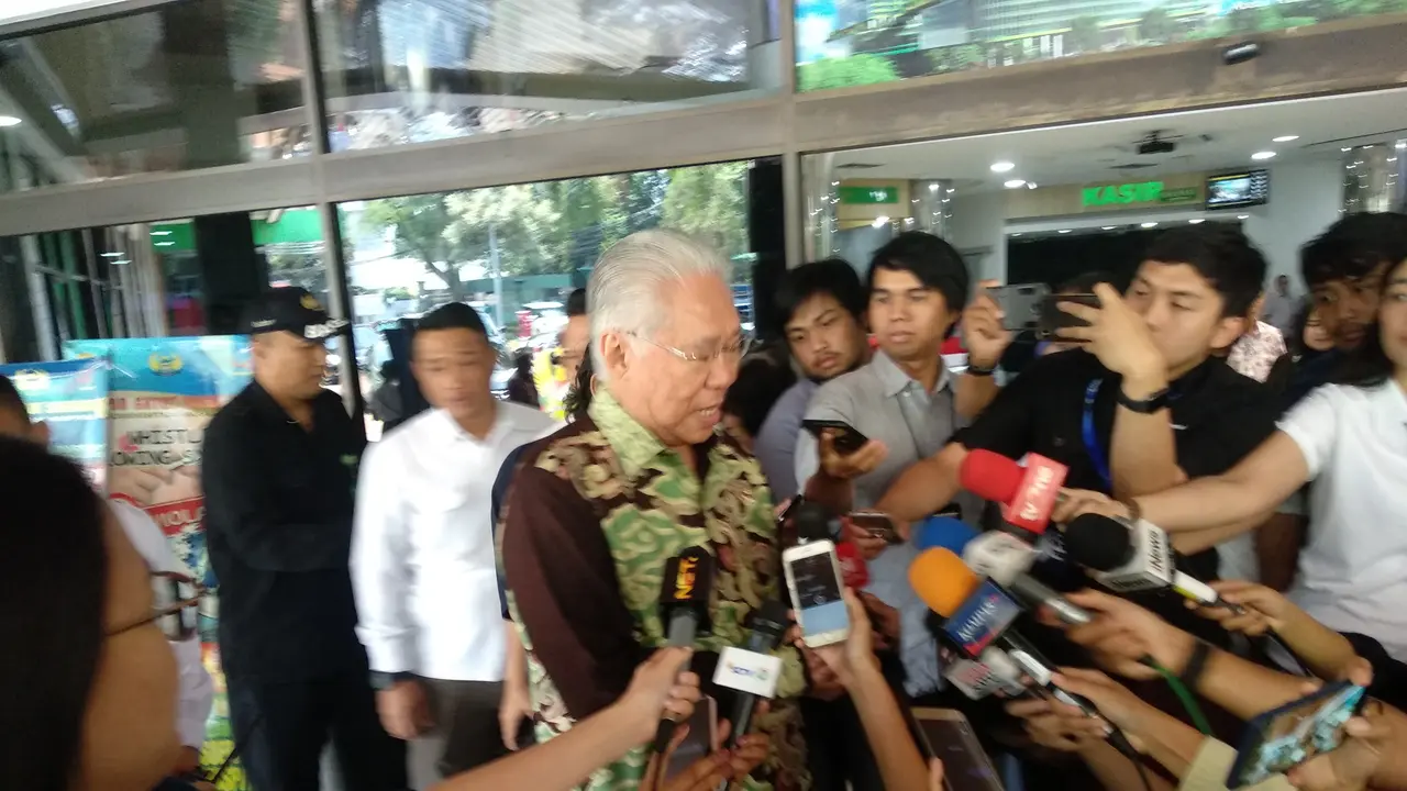 Menteri Perdagangan Enggartiasto Lukita menjenguk Menko Polhukam Wiranto yang tengah dirawat di RSPAD Gatot Subroto.