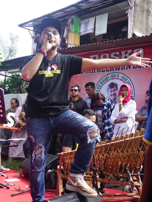 Giring dalam posko itu menghibur dengan membawakan lima lagu. Diantaranya, Indonesia Pusaka - Gebyar Gebyar, Pesawat Tempur, Laskar Pelangi, Indonesia Jaya, Bendera dan Garuda Di Dadaku. (Syaiful Bahri/Bintang.com)