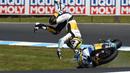 Pebalap CarXpert Interwetten, Iker Lecuona terpental setelah gaal mengendalikan motornya pada balapan Moto2 Australian Grand Prix di Phillip Island (22/10/2016). (AFP/Saeed Khan)