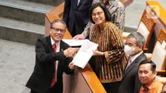Wakil Ketua Komisi XI DPR RI Dolfie Othniel Frederic Palit menyerahkan hasil pendapat fraksi kepada Menteri Keuangan (Menkeu) Sri Mulyani Indrawati saat rapat Paripurna DPR RI Ke-13 Masa Persidangan II Tahun Sidang 2022-2023 di Kompleks Parlemen, Senayan, Jakarta, Kamis (15/12/2022). DPR menyetujui Rancangan Undang-undang Pengembangan dan Penguatan Sektor Keuangan menjadi UU PPSK. (Liputan6.com/Angga Yuniar)