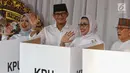 Calon Wakil Presiden nomor urut 02 Sandiaga Uno bersama istri Nur Asia Uno serta orang tuanya menggunakan hak politiknya di TPS 002 Selong, Kebayoran Baru, Jakarta Selatan, Rabu (17/4). Sandiaga Uno dan keluarga menggunakan hak pilihnya dalam Pemilu 2019. (Liputan6.com/Johan Tallo)