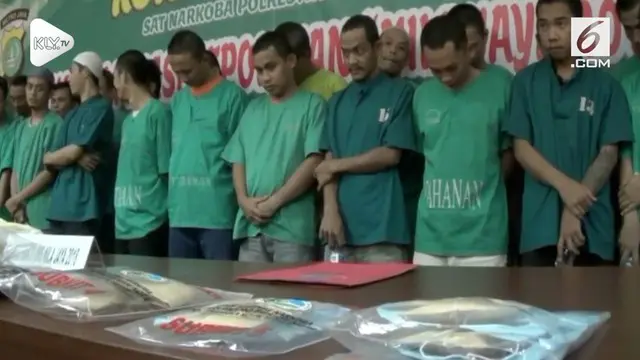 Sebanyak 37 pelaku penyalahgunaan narkoba ditangkap petugas Polrestro Bekasi Kota. Polisi temukan ratusan gram sabu, ganja dan 7 butir pil ekstasi dalam operasi ini.