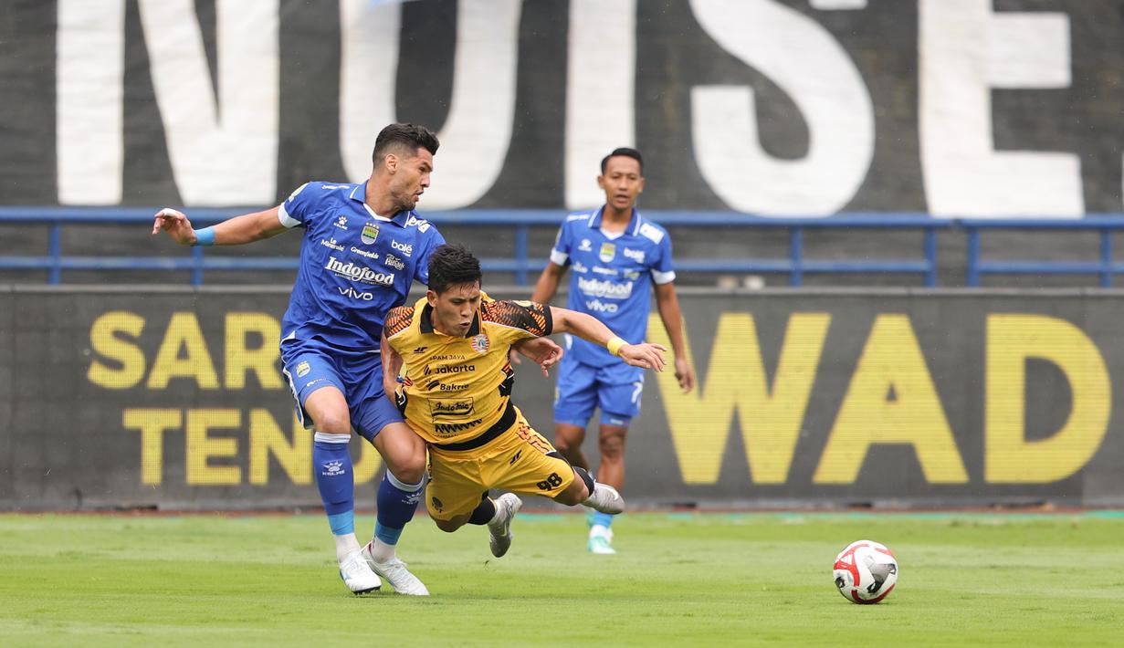 Skuad arahan Mauricio Souza mencoba meningkatkan intensitas serangan untuk membongkar pertahanan tuan rumah. Tampak dalam foto, penyerang tengah Persija, Eksel Timothy Joseph Runtukahu diadang pemain Persib saat pertandingan pekan ke-17 BRI Super League 2025/2026 di Stadion Gelora Bandung Lautan Api (GBLA), Bandung, Jawa Barat, Minggu 11 Januari 2026. (Bola.com/Abdul Aziz)