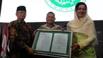 Dirut PT Kustodian Sentral Efek Indonesia (KSEI), Friderica Widyasari Dewi menerima salinan fatwa secara simbolis dari Sekretaris DSN-MUI, Anwar Abbas di Gedung BEI, Senin (1/4). KSEI secara resmi memperoleh fatwa dari DSN-MUI terkait Proses Bisnis Atas Layanan Jasa (Liputan6.com/Johan Tallo)