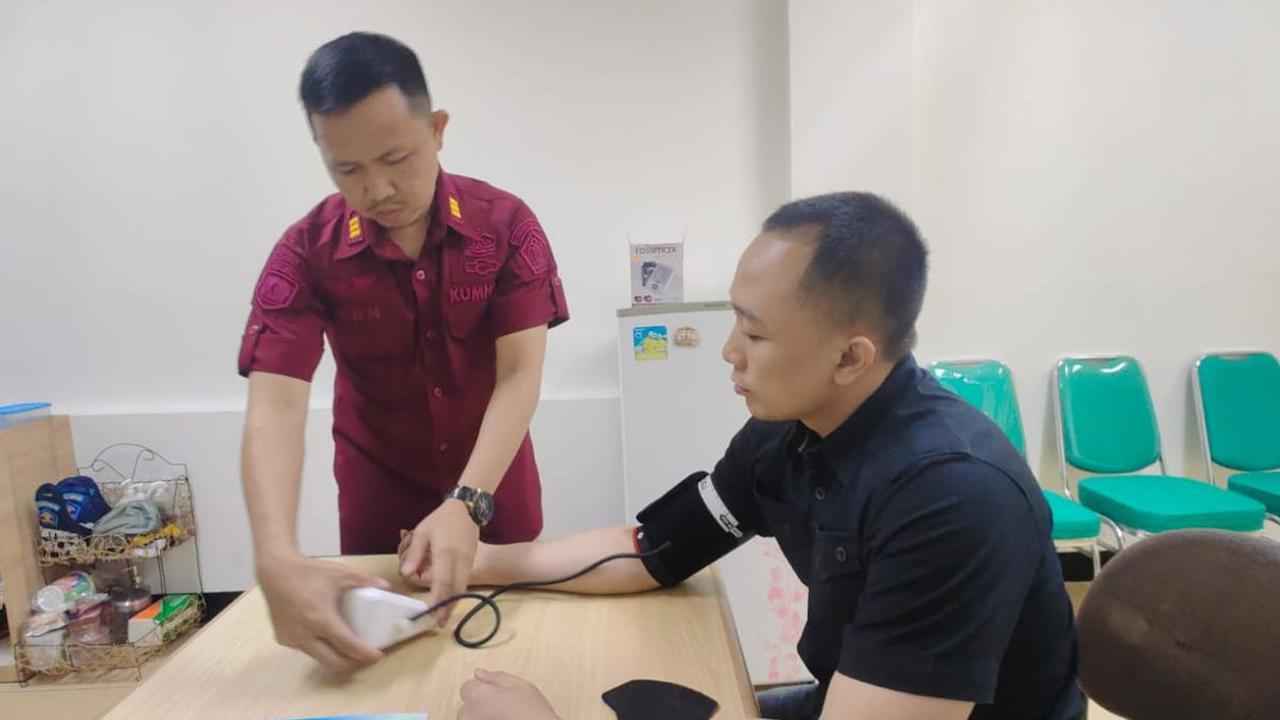 Kasubag Publikasi Ditjen PAS Kemenkum HAM Rika Aprilianti tidak menjawab secara detail apakah Ferdi Sambo berada satu sel dengan Ricky Rizal dan Kuat Ma'ruf selama penahanan di Lapas Cibinong.<br>