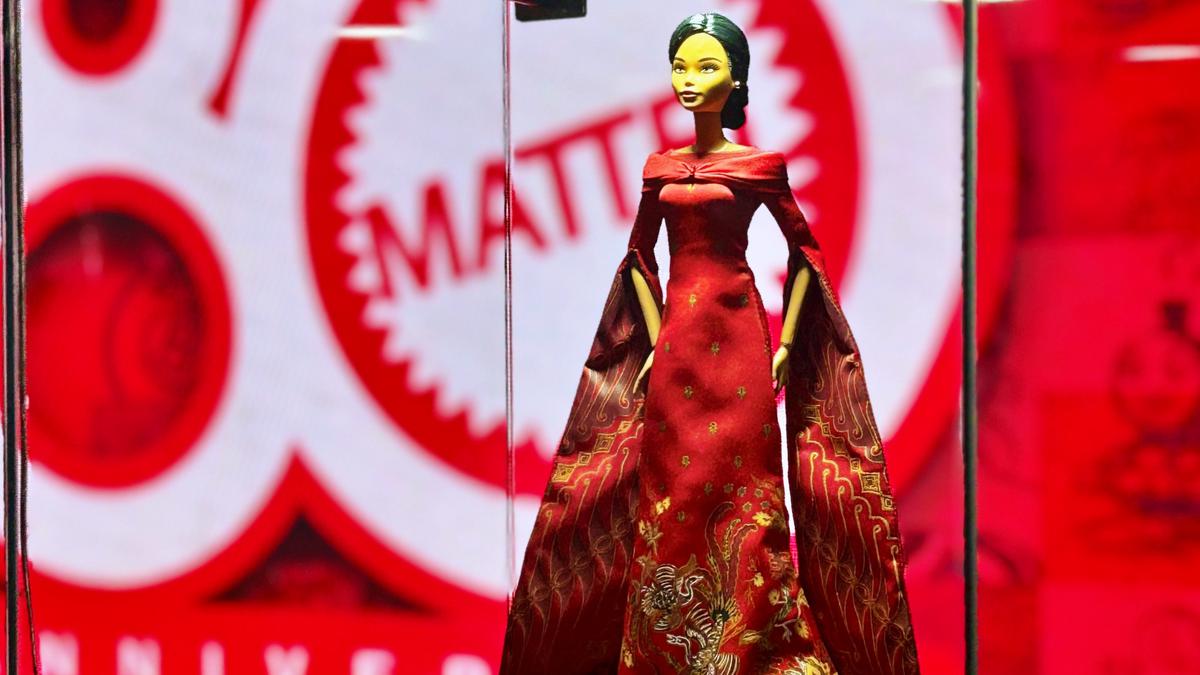 Barbie Merayakan HUT ke-80 RI dengan Koleksi Khusus Busana Adat Indonesia