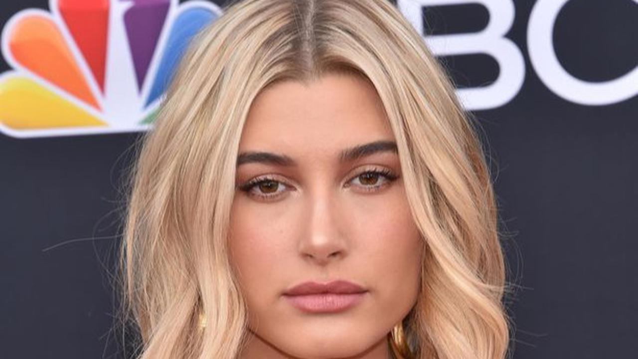 Potret Hailey Bieber dengan Rambut Blunt Bob-nya (©Pinterest)