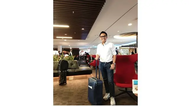 Saat berada di bandara Eko juga sering menggunakan outfit casual, ia terlihat elegan.