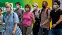 Penumpang berjalan di sepanjang peron di stasiun kereta utama di Frankfurt, Jerman, Jumat (14/8/2020). Mengenakan masker untuk melindungi diri dari corona Covid-19 adalah kewajiban di transportasi umum di Jerman. (AP Photo/Michael Probst)