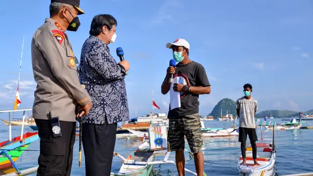 Menteri Koordinator Bidang Perekonomian Airlangga Hartarto menyerahkan Bantuan Tunai Pedagang Kaki Lima, Warung, dan Nelayan (BT-PKLWN) secara langsung di Tempat Pelelangan Ikan Labuan Bajo, Manggarai Barat, Nusa Tenggara Timur, Senin (14/3/2022).  (Sumbe