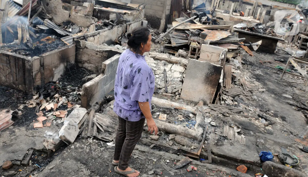 Pedagang memeriksa lokasi kebakaran Pasar Ciputat, Tangerang Selatan, Banten, Kamis (12/5/20222). Kebakaran Pasar Ciputat pada kemarin sore menghanguslan lebih dari 50 kios dan rumah warga yang berada di sekitar pasar. (merdeka.com/Arie Basuki)