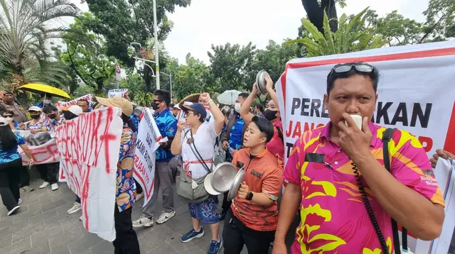 Akses Ditutup Ormas, Karyawan Club de Arjuna Demo Balai Kota