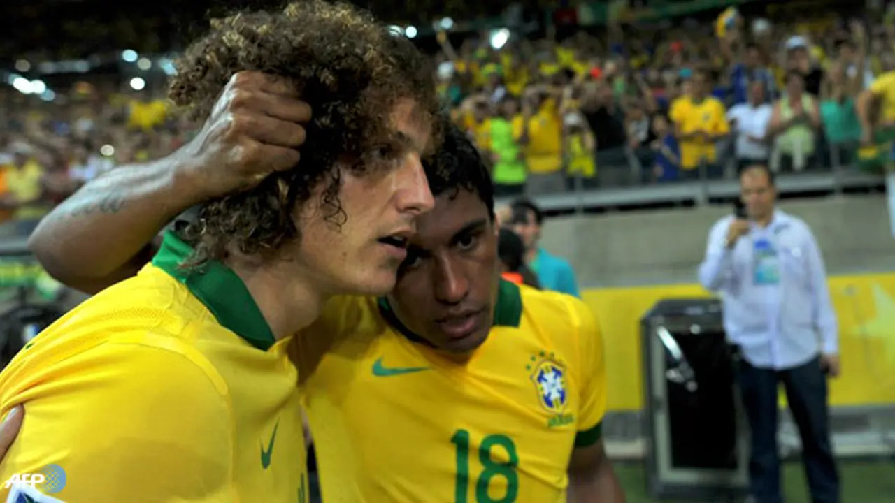 david-luiz-paulinho-130701a.jpg