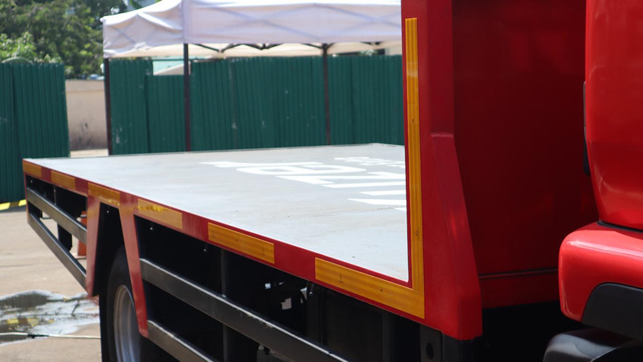 Stiker reflektif di truk (Otosia.com/ Cornelius Candra)