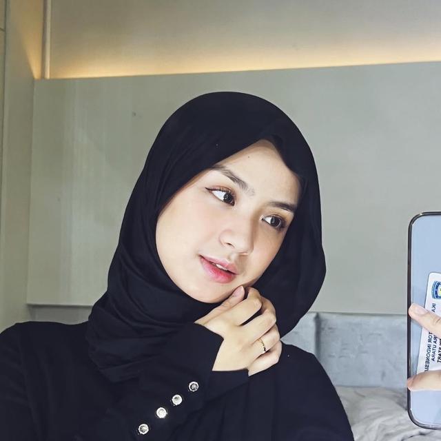 Potret 6 Artis Pakai Jilbab Meleyot, Tren Hijab yang Populer di Tahun 2025