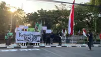 Himpunan Mahasiswa Islam (HMI) Blora menggelar aksi damai mengawal putusan MK terkait UU Pilkada dan menolak politik dinasti Jokowi, di depan kantor DPRD Blora, Jumat (23/8/2024). (Liputan6.com/ Ahmad Adirin)