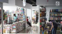Pedagang menata buku yang dijual di Pasar Buku Jakbook Kenari, Jakarta, Rabu (28/8/2019). Pasar yang sebelumnya sepi itu kini mulai diramaikan oleh pengunjung untuk membeli buku dengan harga miring atau hanya sekadar melihat-lihat. (Liputan6.com/Immanuel Antonius)