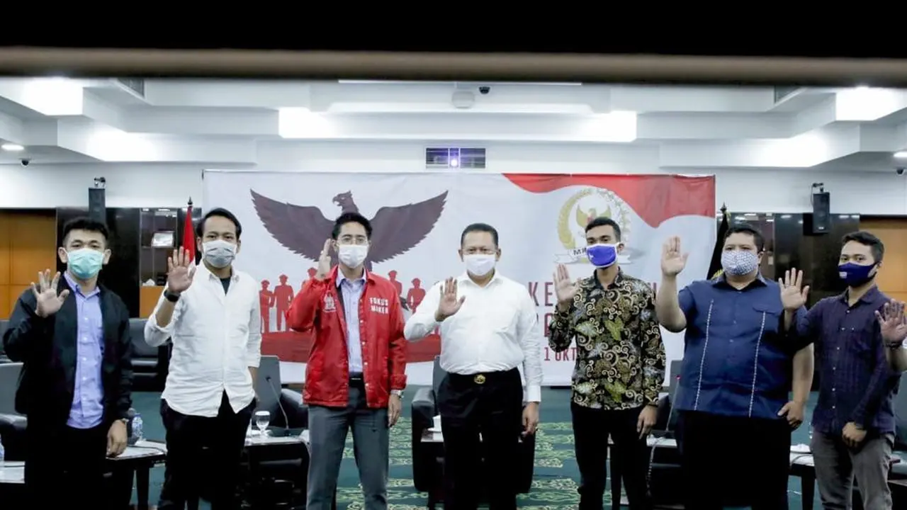 Bamsoet mengisi Sosialisasi Empat Pilar MPR RI kepada Bakornas Fokusmaker dan Anggota BEM dari lima Universitas Jakarta secara virtual (Foto:MPR)